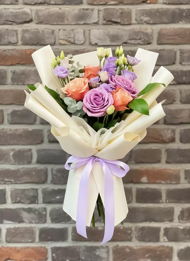 Букет цветов из: Лизиантусы и Розы в Нурлате