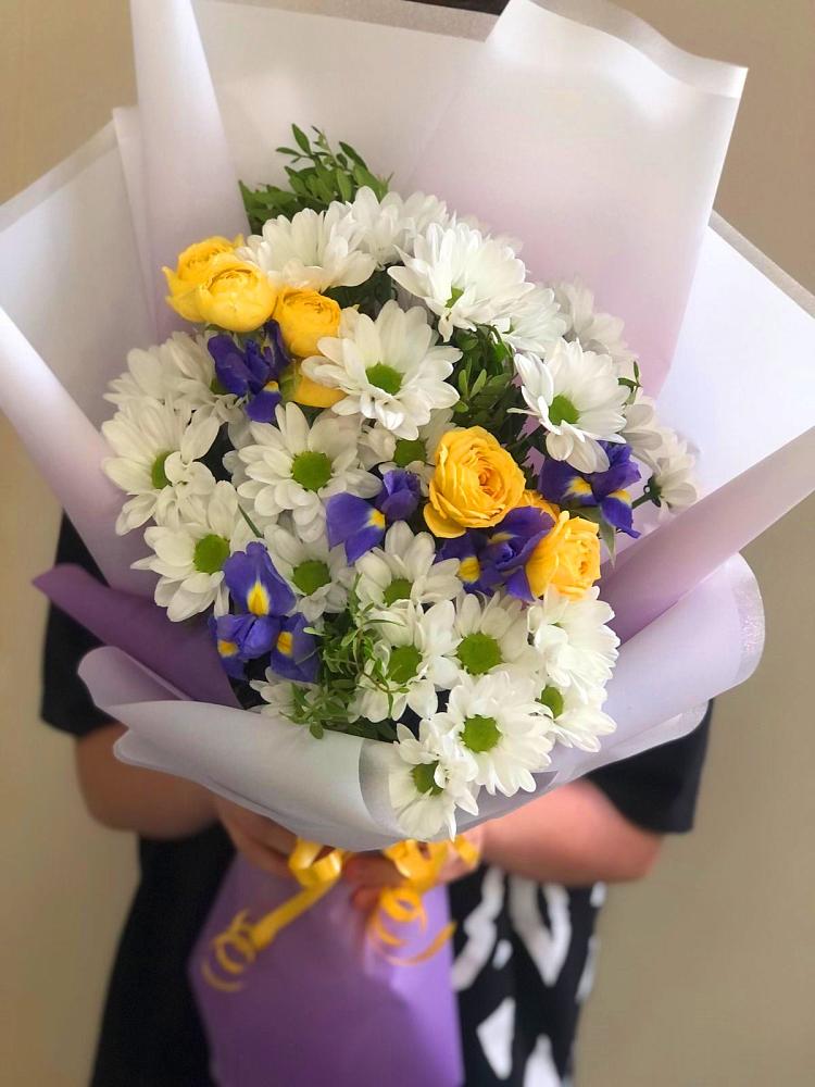 Букет цветов из: Ирисы, Хризантемы и Розы в Нурлате