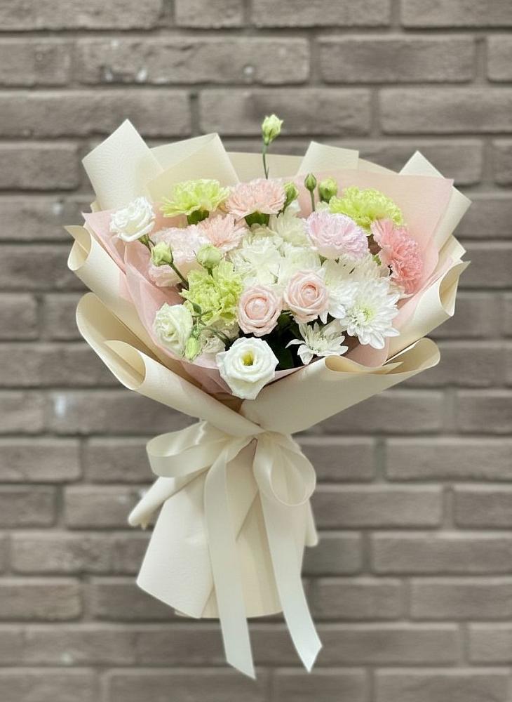 Букет цветов из: Гвоздики, Розы, Лизиантусы и Хризантемы в Нурлате