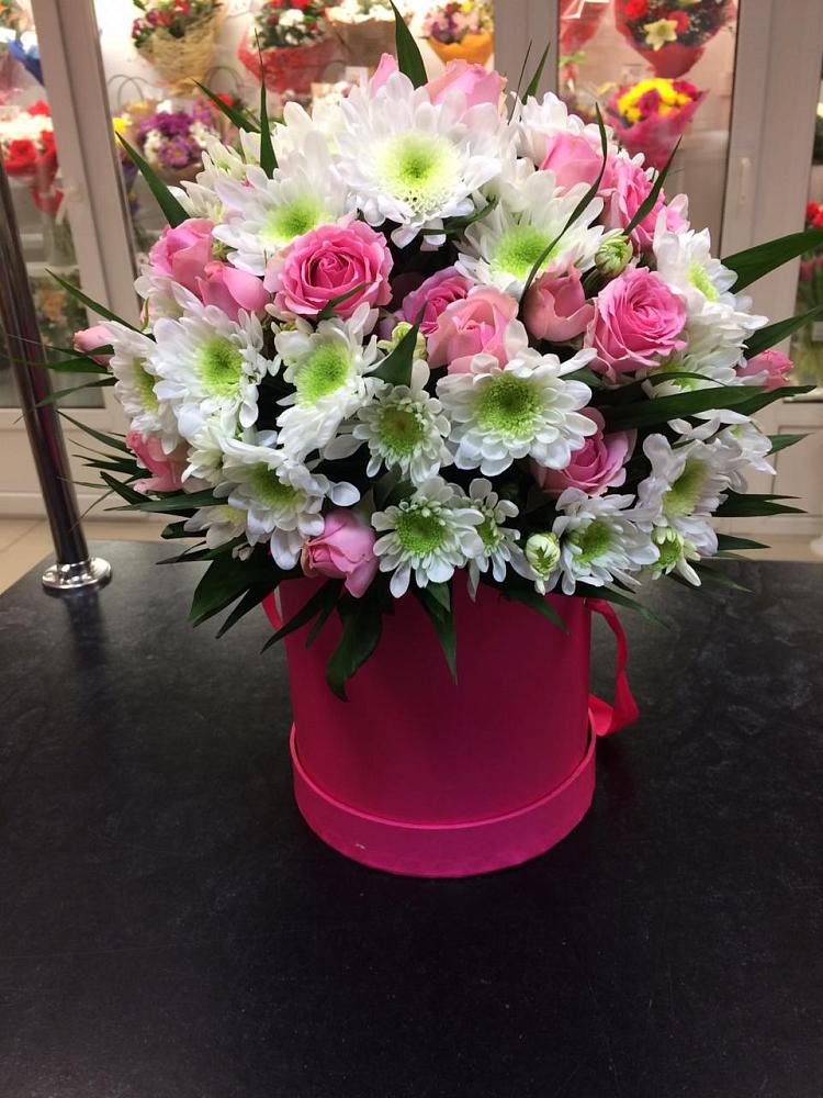 Цветочная композиция из Розы и Хризантемы в шляпной коробке в Нурлате