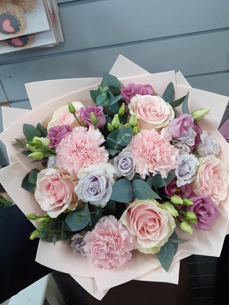 Букет цветов из: Розы, Гвоздики и Лизиантусы в Нурлате